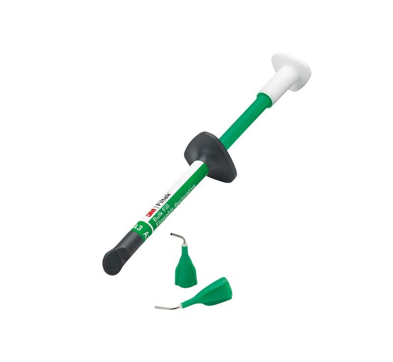 Fließfähiges Composite Filtek™ Bulk Fill Spritze A3 mit zwei Ersatzspitzen.