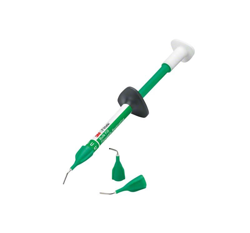 Filtek™ Bulk Fill Flowable Spritze Universal mit zwei grünen Applikationsspitzen.