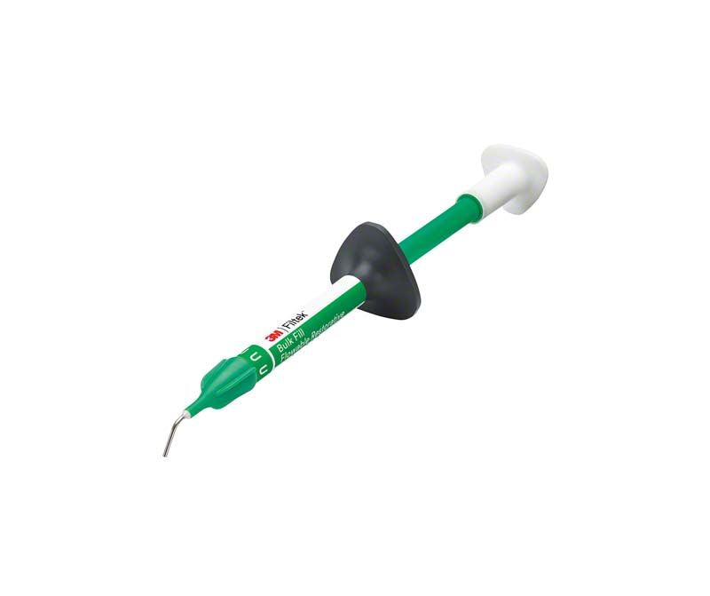 Filtek™ Bulk Fill Flowable Spritze Universal mit grüner Applikationsspitze und ergonomischem Griff.