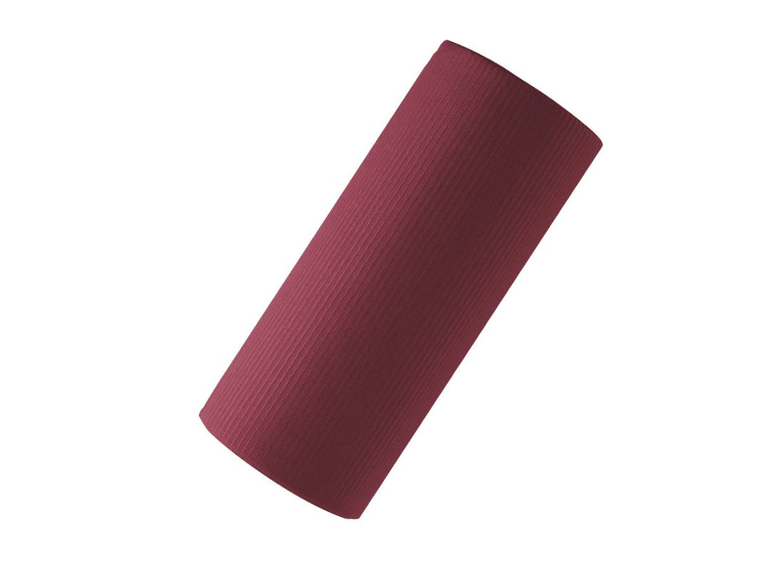 Monoart Patientenumhänge beschichtet in weinrot, aufgerollt.