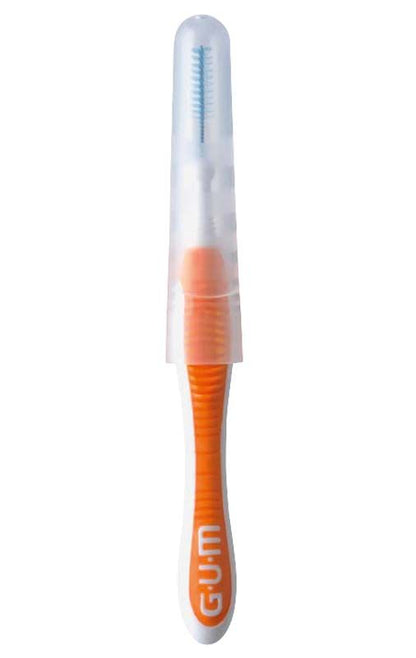 GUM TRAV-LER Interdentalbürste mit orangefarbenem Griff und Schutzkappe.