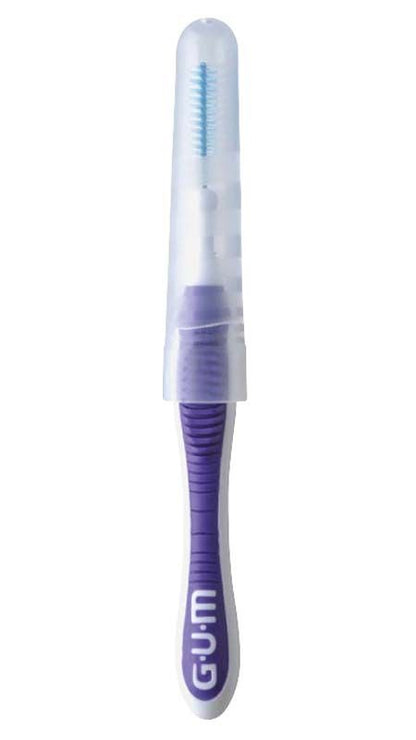 Interdentalbürste GUM® TRAV-LER® mit violettem Griff und Schutzkappe.