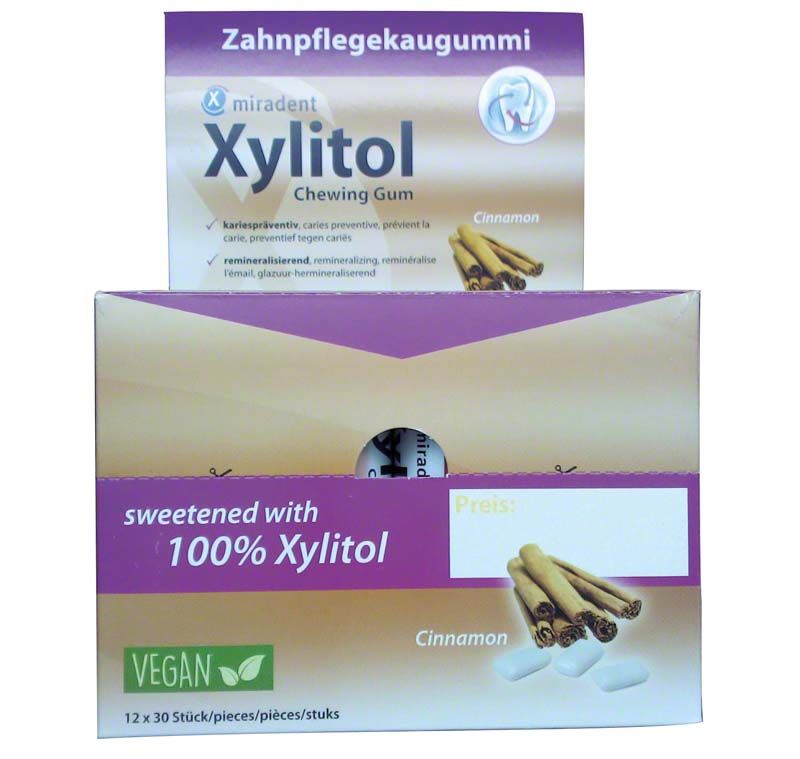 Zahnpflegekaugummi-Display mit Xylitol und Zimtgeschmack.