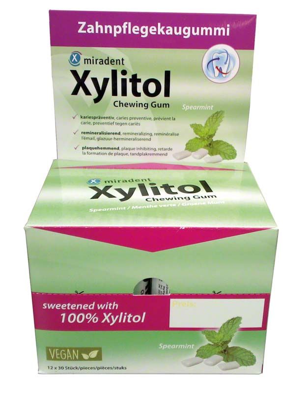 Miradent Xylitol Zahnpflegekaugummi-Display Spearmint mit Verpackungsdetails.