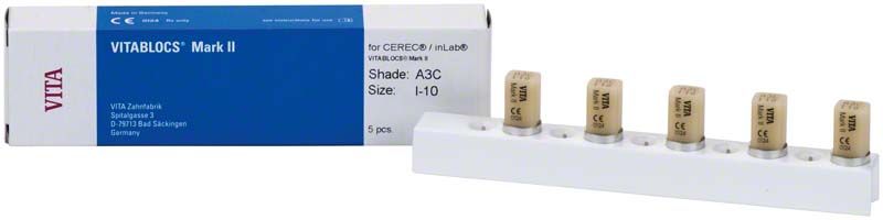 VITABLOCS® Mark II I10, fünf zahnfarbene CAD/CAM-Blöcke in Halterung.