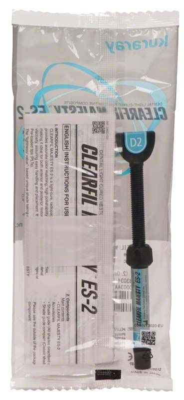 Transparente Verpackung der Clearfil Majesty ES-2 Spritze D2 mit Produktbezeichnung.