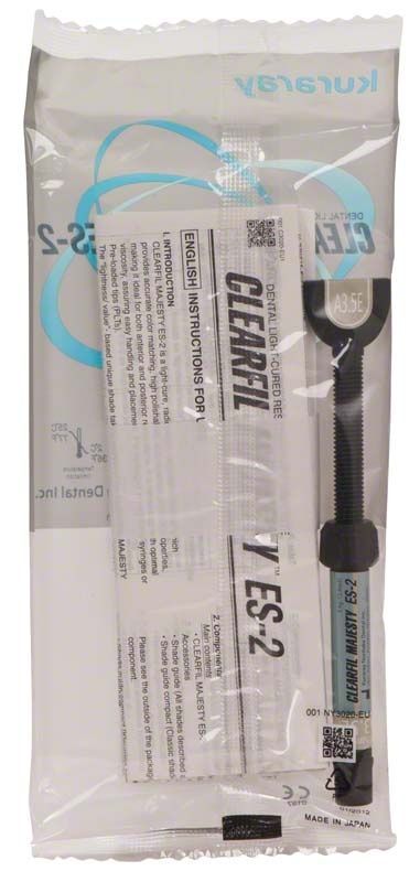 Klarsichtverpackung mit Clearfil Majesty ES-2 Spritze A3,5E und Gebrauchsanweisung.