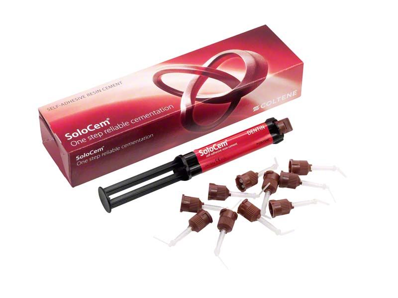 SoloCem Dentin selbstadhäsiver Zement mit Applikationsspritze und Verpackung.