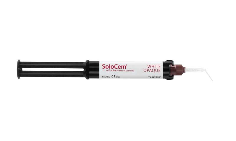 SoloCem White Opaque Spritze mit Applikationsspitze, schwarzer Schaft und Markenlogo.