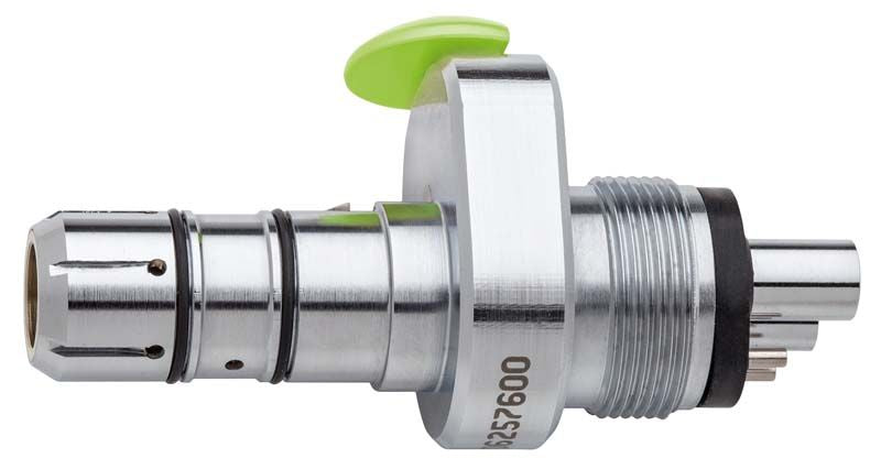 Adapter Assistina Pflegeadapter Reinigungsadapter für Multiflex-Anschluss, metallisch mit grüner Markierung.