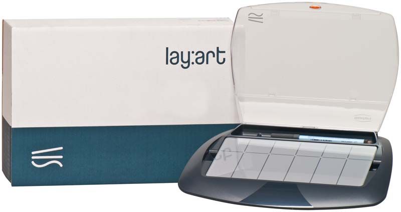 Offene lay:art crystal Box mit sichtbarer Tabletteneinteilung vor Verpackung.