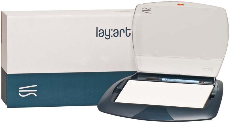 Offenes lay:art tropic XL mit Stift und Verpackung im Hintergrund.