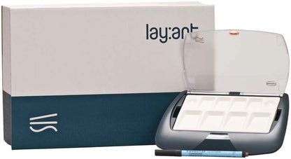 Lay:art tropic pro S mit geöffneter Abdeckung und Aufbewahrungsfächern neben Verpackung.