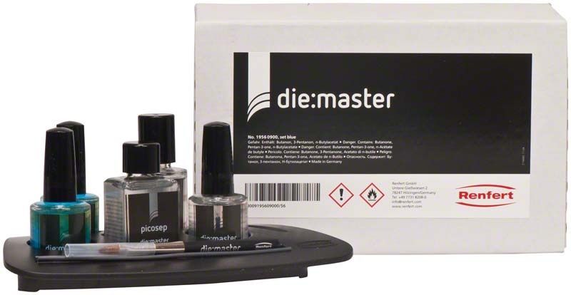 Produktverpackung und Flaschen der die:master Set blue Kollektion.