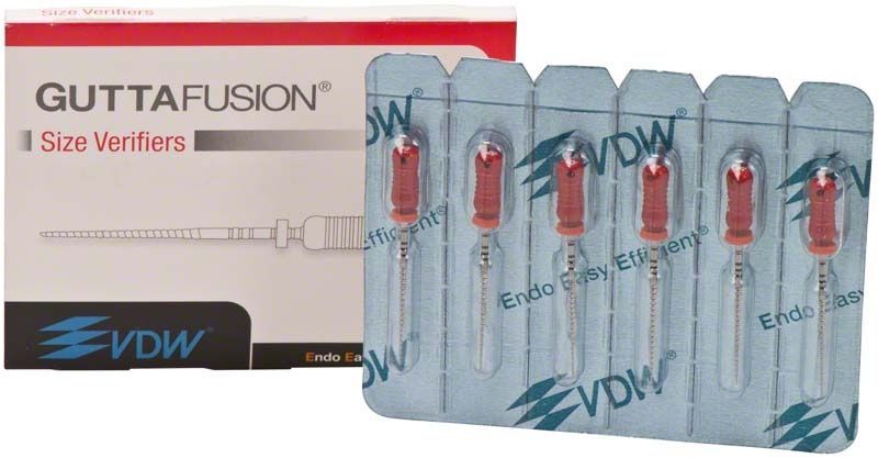 GUTTAFUSION® Size Verifier Gr. 025 rot in Verpackung mit fünf Instrumenten.