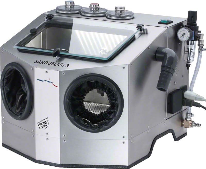 Sandstrahlgerät SANDUBLAST 3 mit drei Kammern und Sichtfenster.