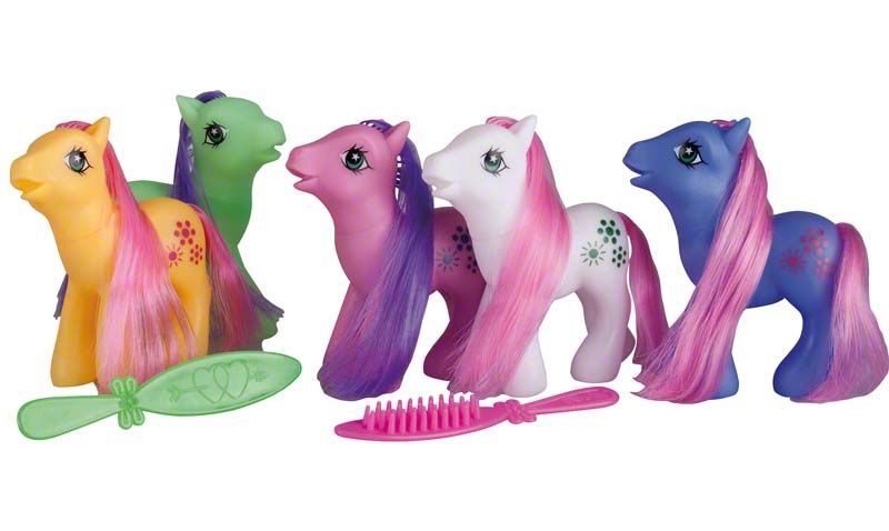 Vier bunte Miratoi® Nr. 15 Mini Ponys mit Kamm und Bürste.