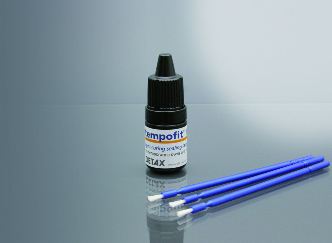 Lichthärtender Tempofit finish Lack mit blauen Applikatorstäbchen.