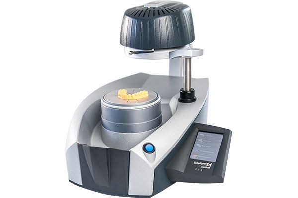 Erkoform -3d motion Thermoformgerät für Dentalanwendungen mit Bedienfeld.