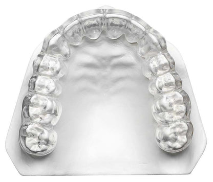 Klarer Tiefziehfolie-Abdruck von Zahnmodell, geeignet für dentalmedizinische Anwendungen.