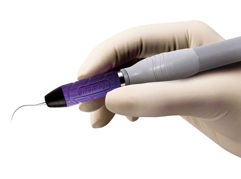 Ultradünner Swivel Direct Flow Einsatz 30kHz - Figur XT in Hand gehalten.