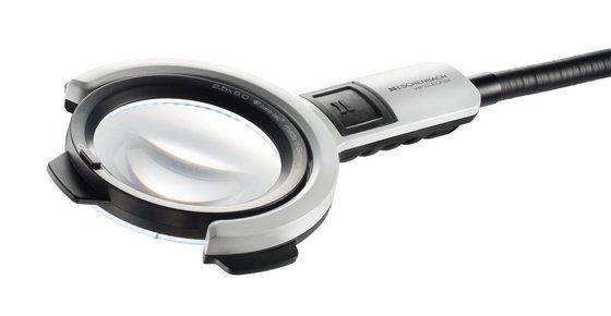 Lupenleuchte varioLED flex mit kurzem Arm und LED-Licht in Nahaufnahme.