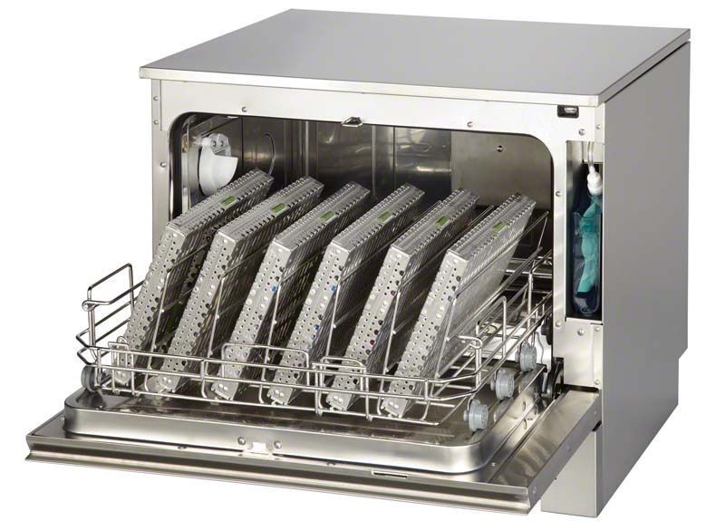 HYDRIM C61 WD G4 Reinigungsgerät mit geöffnetem Edelstahlkorb und Reinigungszubehör.