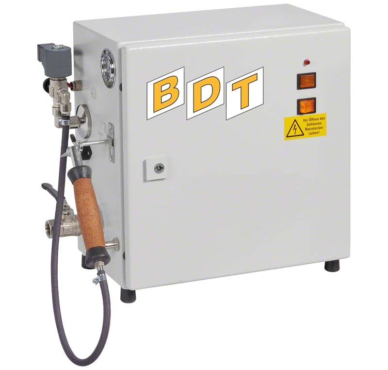 Dampfstrahler DR-1 mit Metallschlauch und Holzgriff auf weißem Hintergrund.