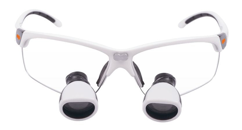 opt-on® 2.7 TTL Lupenbrille mit weißem Rahmen und schwarzen Linsen