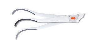 opt-on® 2.7 TTL Lupenbrille mit gebogenem weißen Gestell und schwarzer Linse.