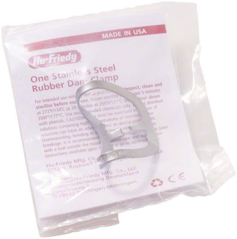 Kofferdam-Klammer aus Satin Steel mit Verpackung auf weißem Hintergrund.