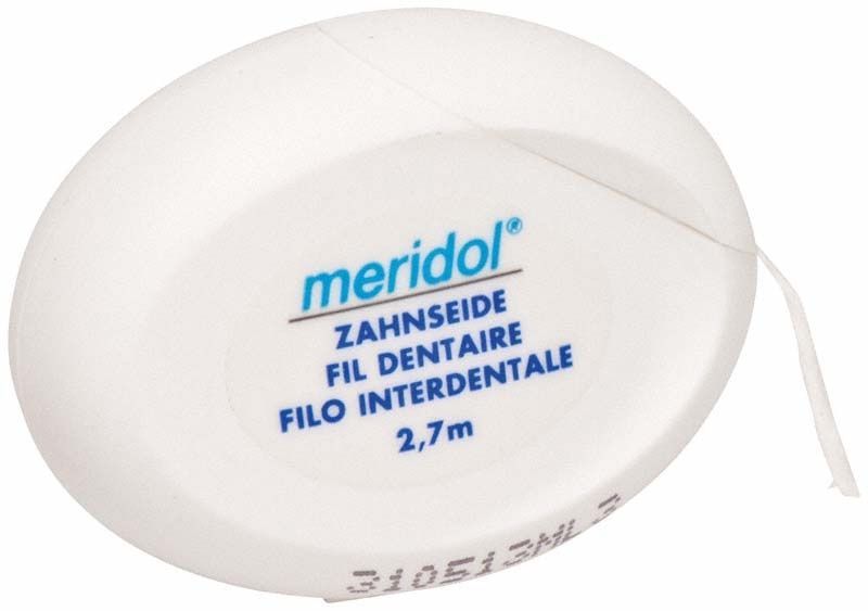 meridol® Zahnseide in weißer Verpackung mit blauer Aufschrift