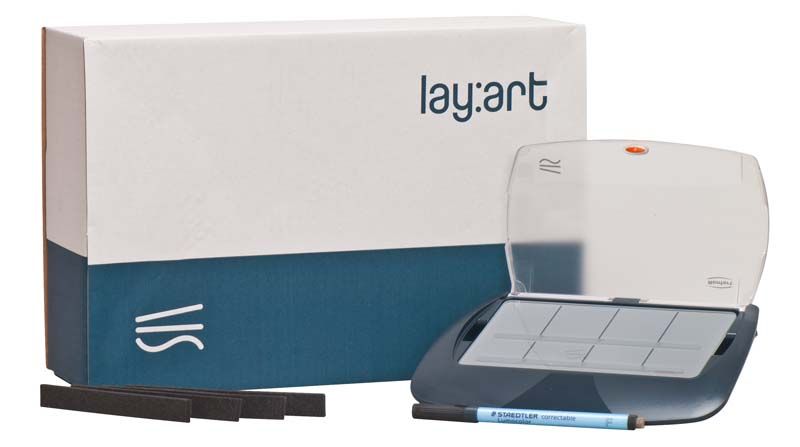 lay:art crystal aqua S Anmischplatte mit Verpackung und zwei schwarzen Befeuchtungsstreifen