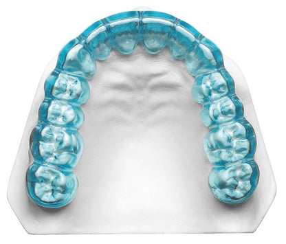 Hochwertige blaue Tiefziehfolie für dentalmedizinische Schienenerstellung auf Modell.