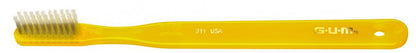 Gelbe GUM® Classic Zahnbürste, dreireihig, schmal, weich mit sichtbarem Griffdesign.