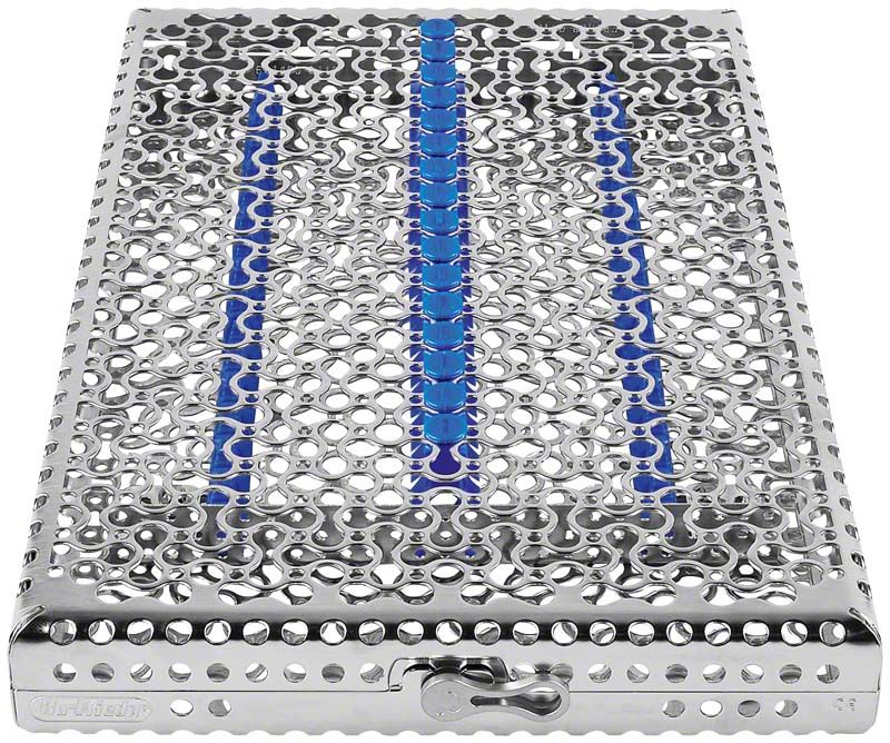 Metallische Instrumentenkassette für 16 Instrumente mit blauen Halterungen.