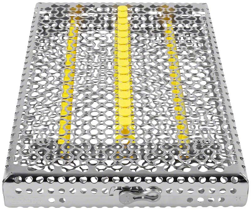 Metallkassette für 16 Instrumente mit gelben Halterungen.