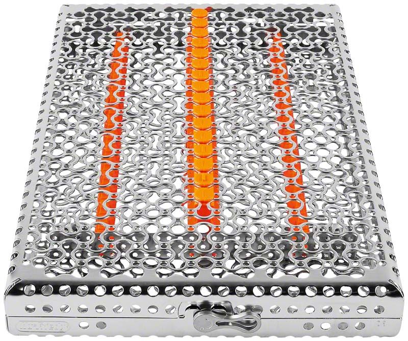 Metallkassette für 16 Instrumente mit orangen Halterungen.