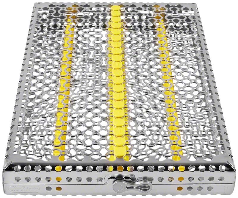 Kassette für 20 Instrumente mit gelber Markierung auf Metallgitter.