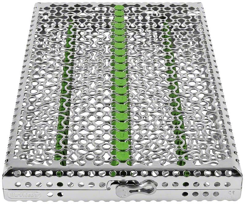 Metallkassette für 20 Instrumente mit grünen Halterungen.