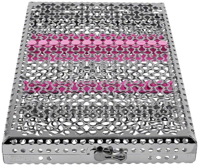 Metallische Kassette für 13 Instrumente mit lavendelfarbenen Akzenten.