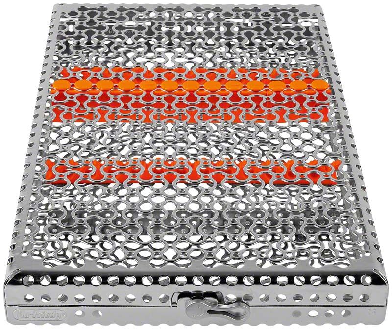 Kassette für 13 medizinische Instrumente mit orangefarbener Silikoneinlage.