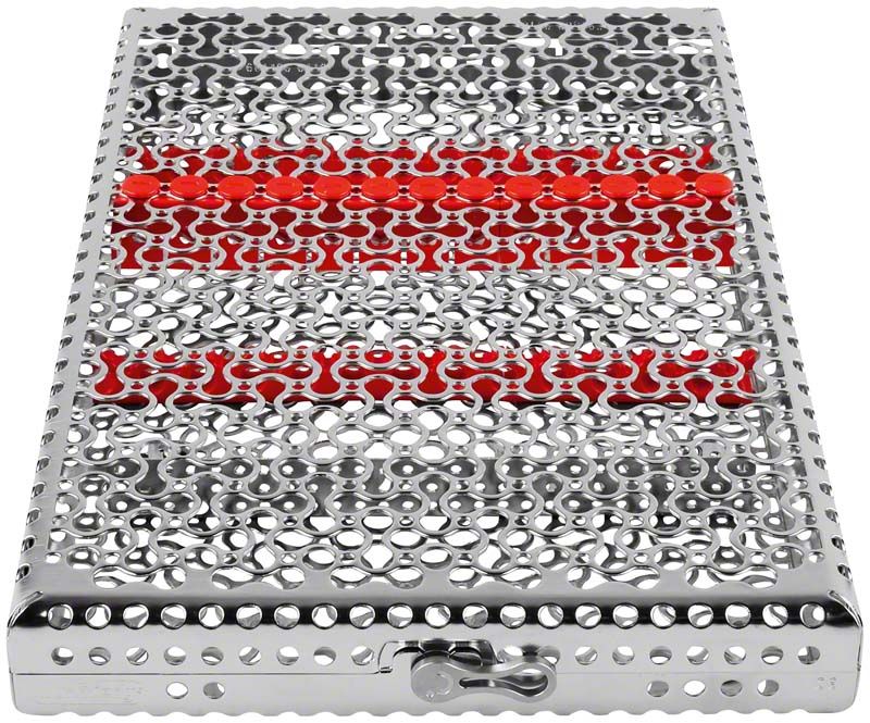 Metallkassette für 13 Instrumente mit rotem Akzent.