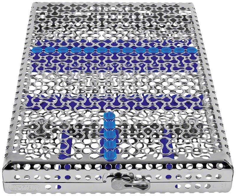 Metallkassette für 18 Instrumente mit blauem Einsatz.