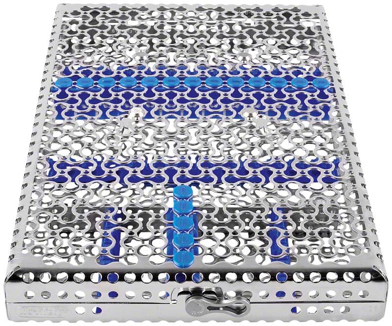 Chirurgische Kassette aus Edelstahl mit blauen Silikoneinsätzen.