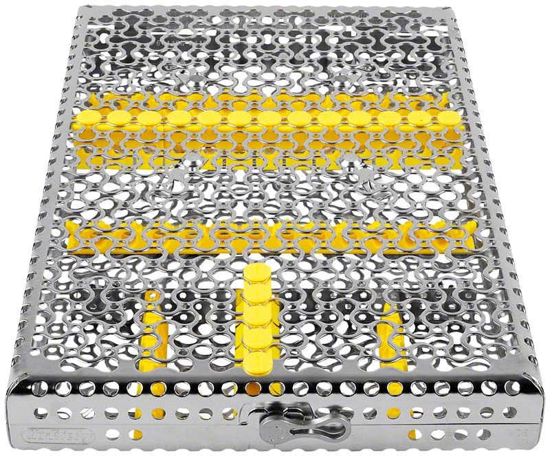 Chirurgische Kassette aus Edelstahl mit gelben Markierungen.
