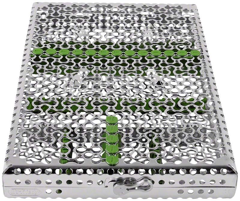 Grüne chirurgische Kassette aus Metall mit Perforationen.