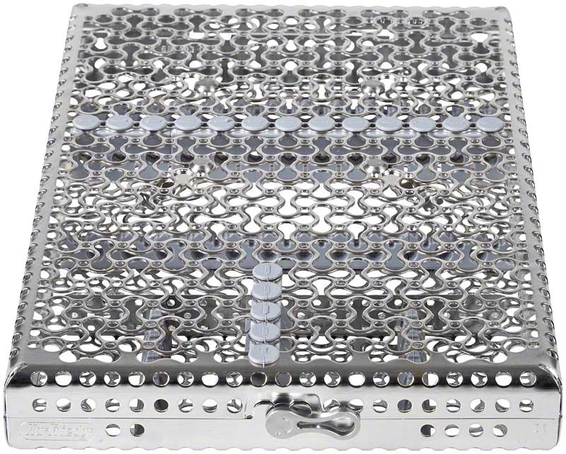 Chirurgische Instrumentenkassette aus grauem Edelstahl mit Lochmuster.