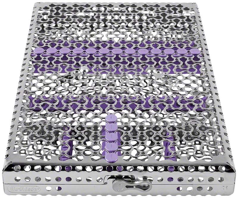 Chirurgische Kassette aus Edelstahl mit lila Details.