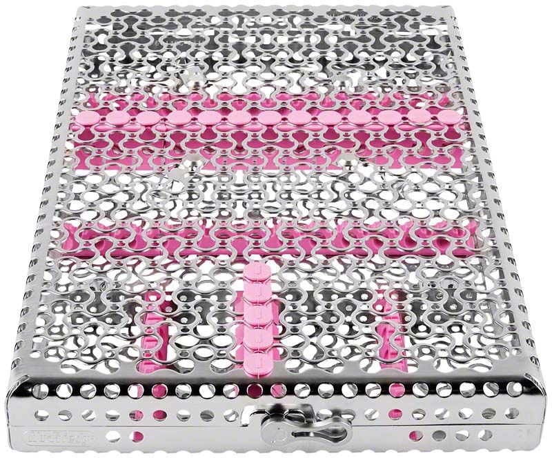 Chirurgische Kassette aus Edelstahl mit lavendelfarbenen Einsätzen.